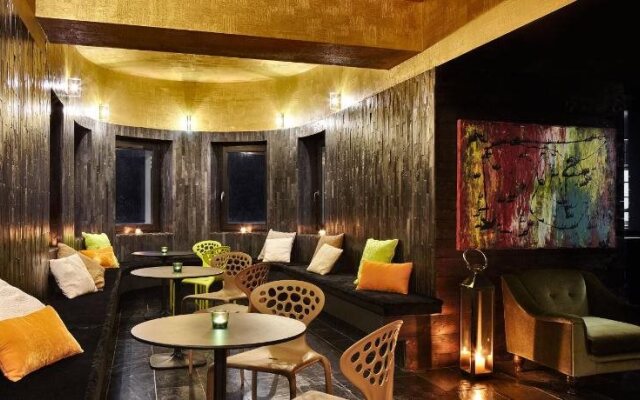 MAANJA Lake Front Suite and Restaurant