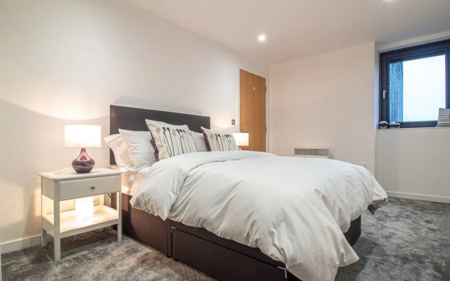 Stylish + Modern 2BR Riverside Apt, Free Parking