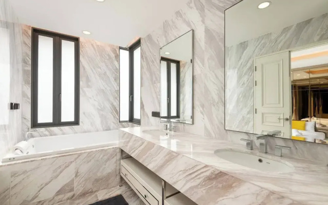 Modern Luxury Poolhaus With Lift