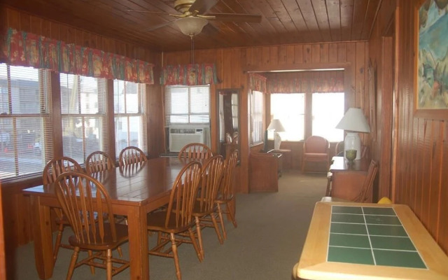 2035-2 Ellington, Upstairs