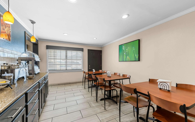 Best Western Delhi Inn