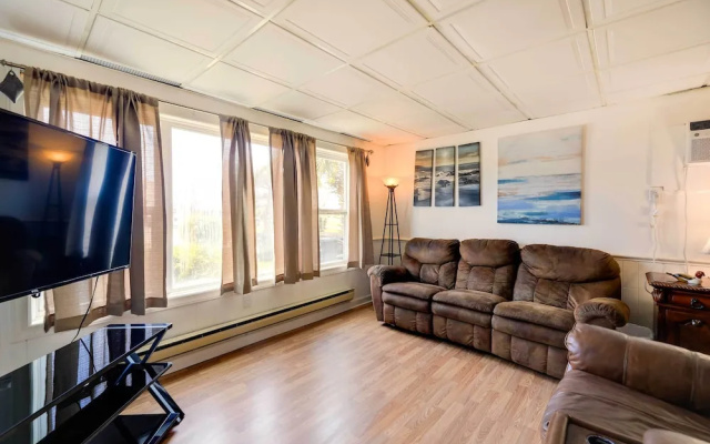 1 Ocean Fun:' Emerald Isle Apt, Steps to Beaches!