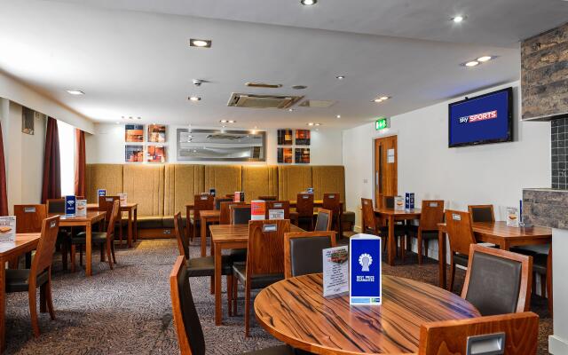 Holiday Inn Express London Gatwick - Crawley by IHG