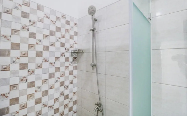 RedDoorz Plus near Living Plaza Jababeka