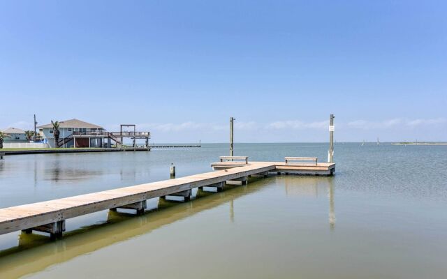 Walk to Beach: Charming Home w/ Deck in Galveston