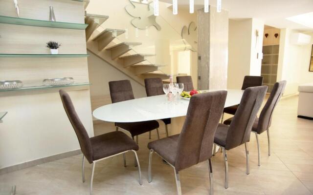 Seafront 5 Bedroom Villa Paradise in Sea Caves