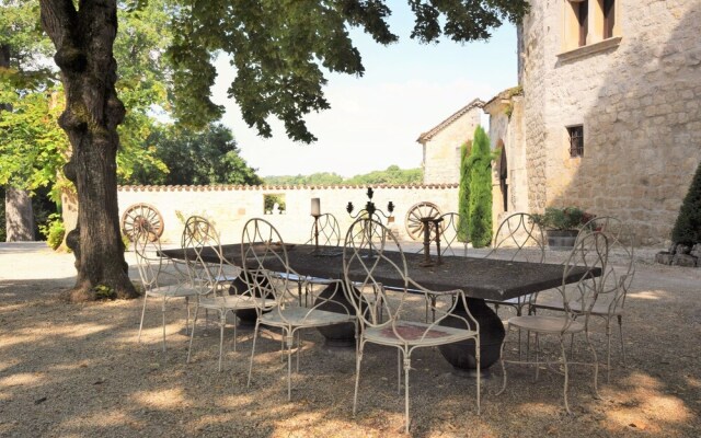 Rustic Castle in Bon-Encontre with Terrace
