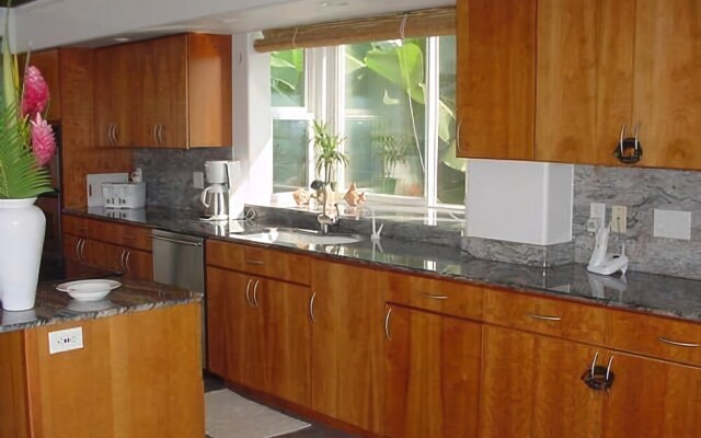 Kona Bay Seaclusion Oceanfront by RedAwning