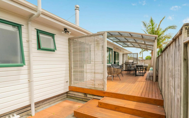 The Sunny Bach - Cooks Beach Holiday Home