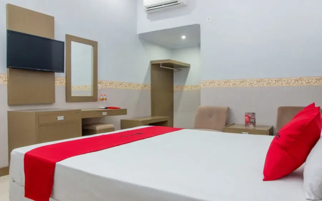 RedDoorz near Goa Panggung