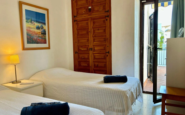 Casa con terraza y hermoso jardín comunal