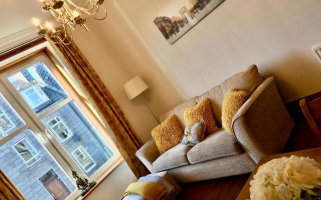 Cosy 2 Bedroom Central Apartment - Free Parking, Free WiFi