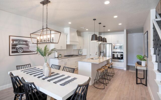 Poolside Escape At The Ledges