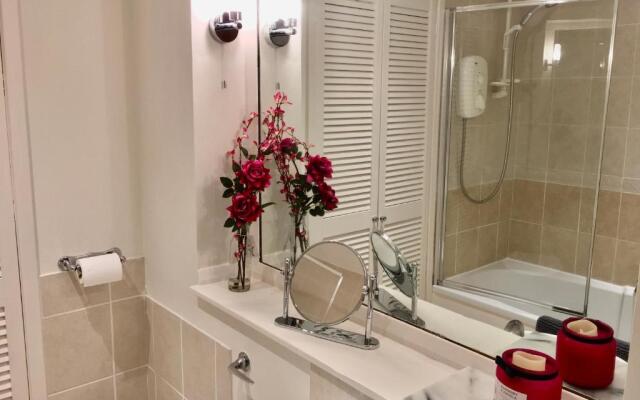 Cosy 2 Bedroom Central Apartment - Free Parking, Free WiFi