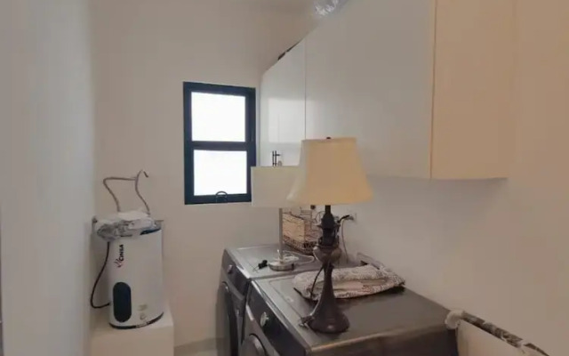 Beautiful 3bed 2bath new Home With Pool in Town