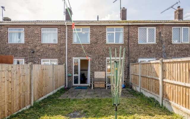 Cosy 3 Bedroom Home With Wifi, Parking & Garden