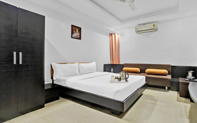 OYO Townhouse 704 Hotel Divya Palace