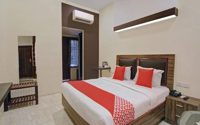 OYO 30970 AAR Royal Residency