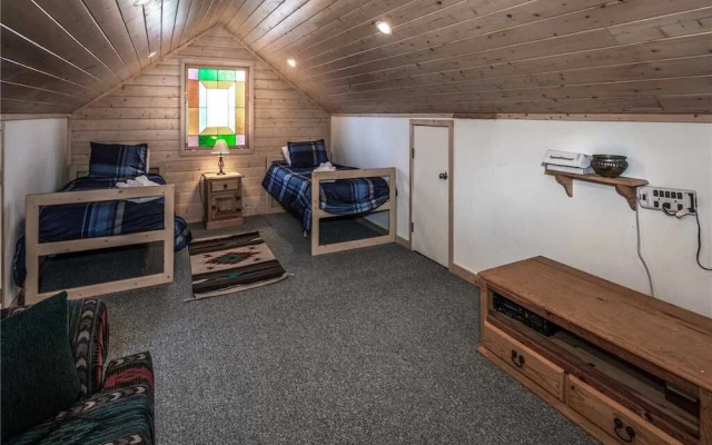 Wine N Pines - Two Bedroom Cabin with Hot Tub