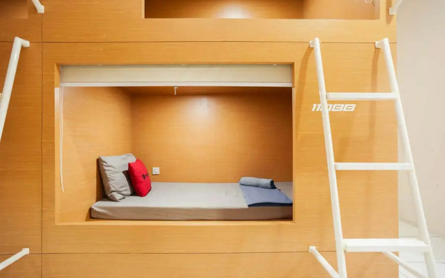 RedDoorz Hostel near Taman Puring