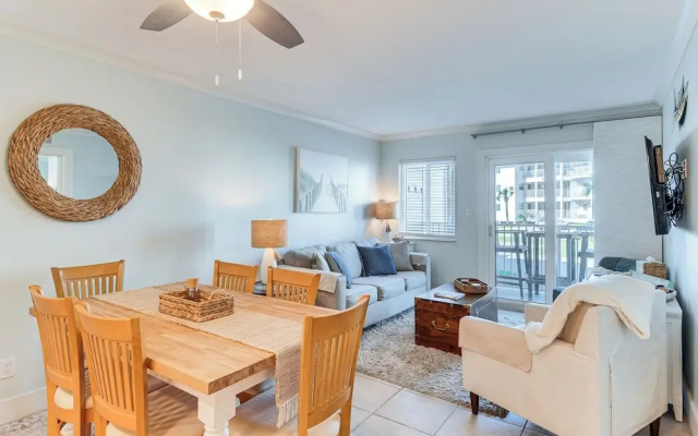 Beachfront Abode w/ Pool Access in Gulf Shores!