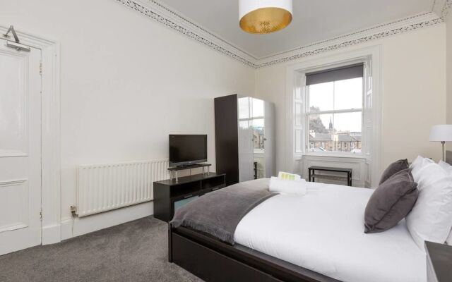 Elegant 3 Bedroom Central Apartment W/Castle View