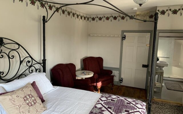 The Avenue Guesthouse and Gallery