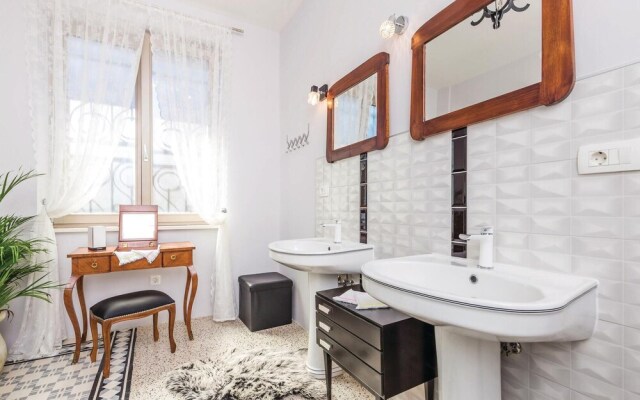 Amazing Home in Icici With Wifi and 5 Bedrooms