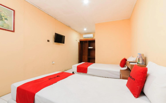 RedDoorz Plus near RSCM Jakarta – Guest Rooms – Jakarta