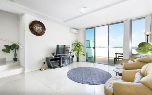 Penthouse near Airport & CBD