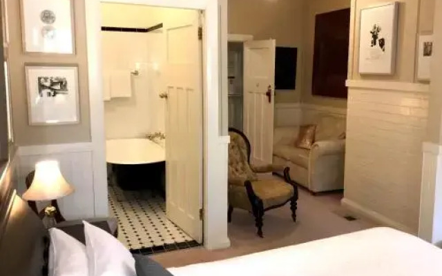 The Chalet Guesthouse And Studio