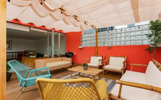 Stylish apartment with private roof top & jacuzzi