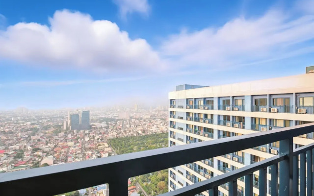 Room-sleek Studio With City Views on the