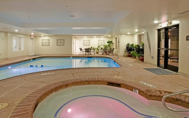 Holiday Inn Express & Suites Lathrop by IHG