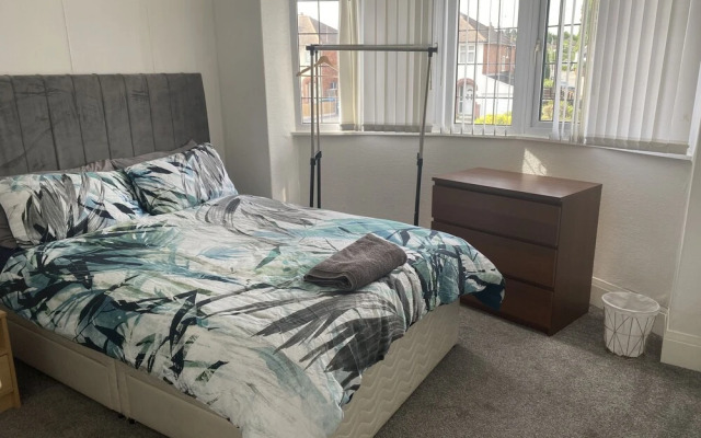 The 5 bed House With Spacious Rooms and Lounge