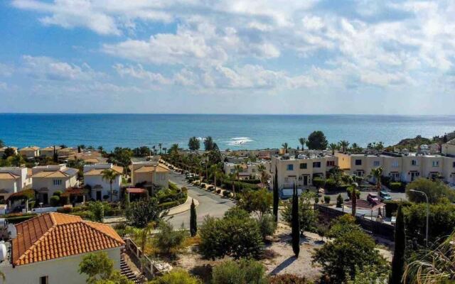 Coral Bay Villa - Sleeps 6 - Pool - Parking