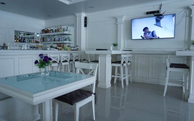 Oyo 1117 Phuket Airport Suites