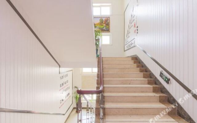 Home Inn Huayi Collection Hotel (724 Factory)