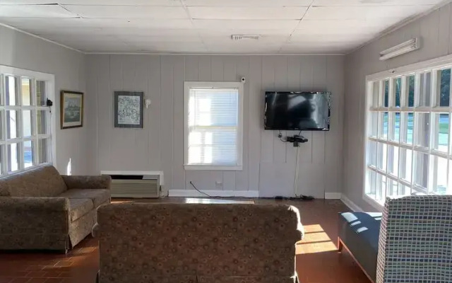 Colonial Manor Motel
