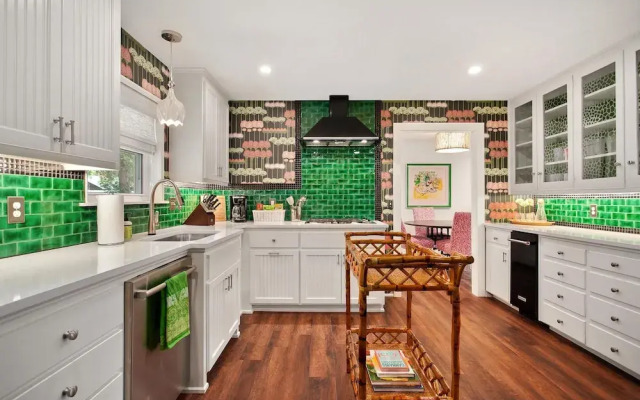 The Hepburn - Walk to Bville Square