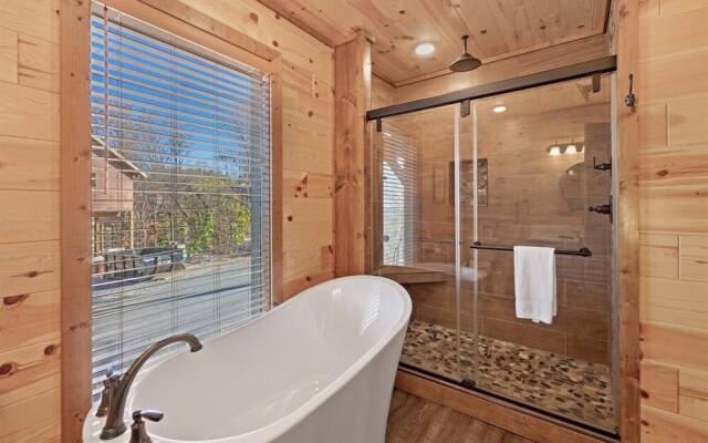 Smokey Treats 5 Bedroom Cabin by RedAwning