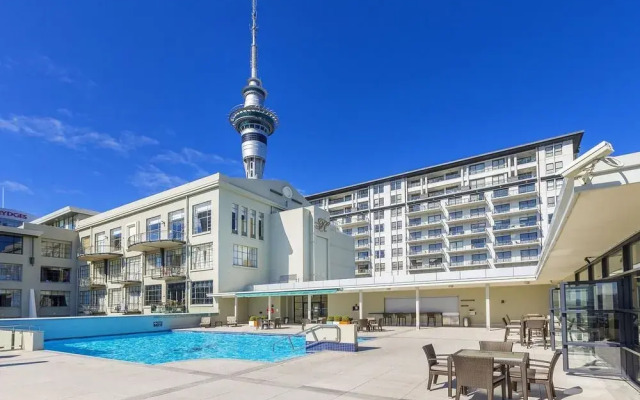 Sea view studio with pool and gym