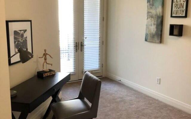 Sophisticated One Bedroom Near Downtown