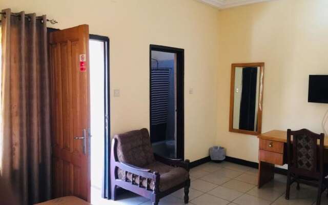 Room in B&B - Double Room With Balcony in the Heart of Accra