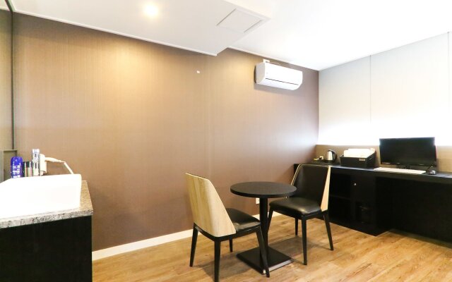 Louis Hotel