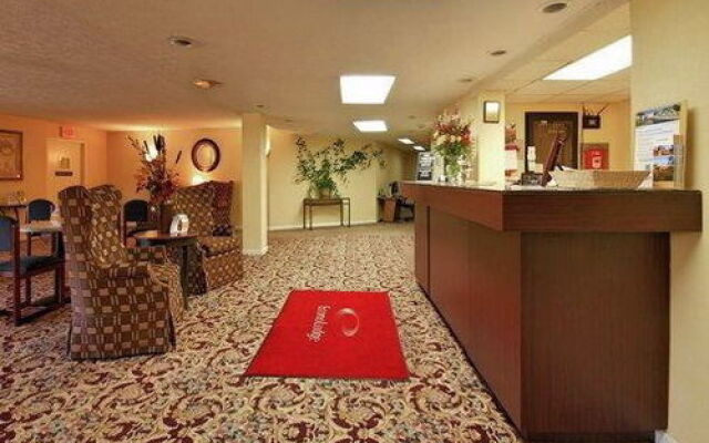 Econo Lodge Inn & Suites Groton