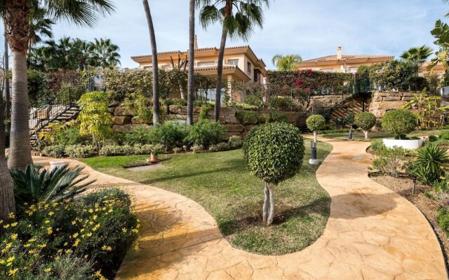 Peaceful Holiday Home in Sitio de Calahonda With Garden