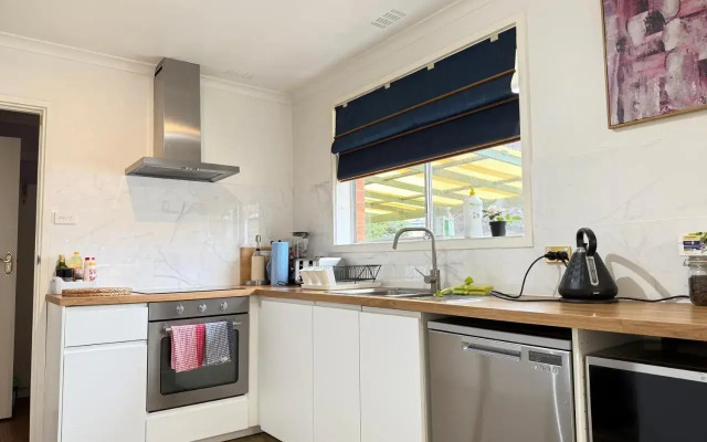 Scullin 3BR House, Free WiFi, Netflix, Parking