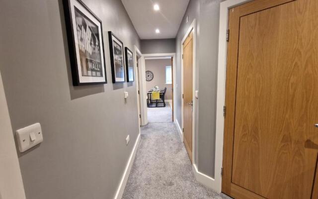 Entire Central 2 Bedroom Apartment (With Parking)