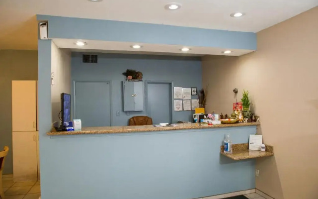 Townhouse Inn & Suites